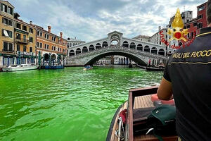 Nestvarne fotografije: Voda u Veneciji fluorescentno zelena