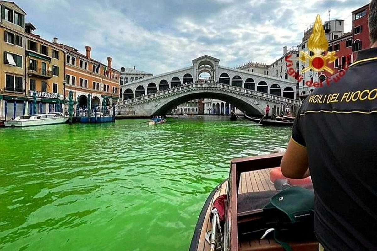 L’acqua a Venezia è verde neon