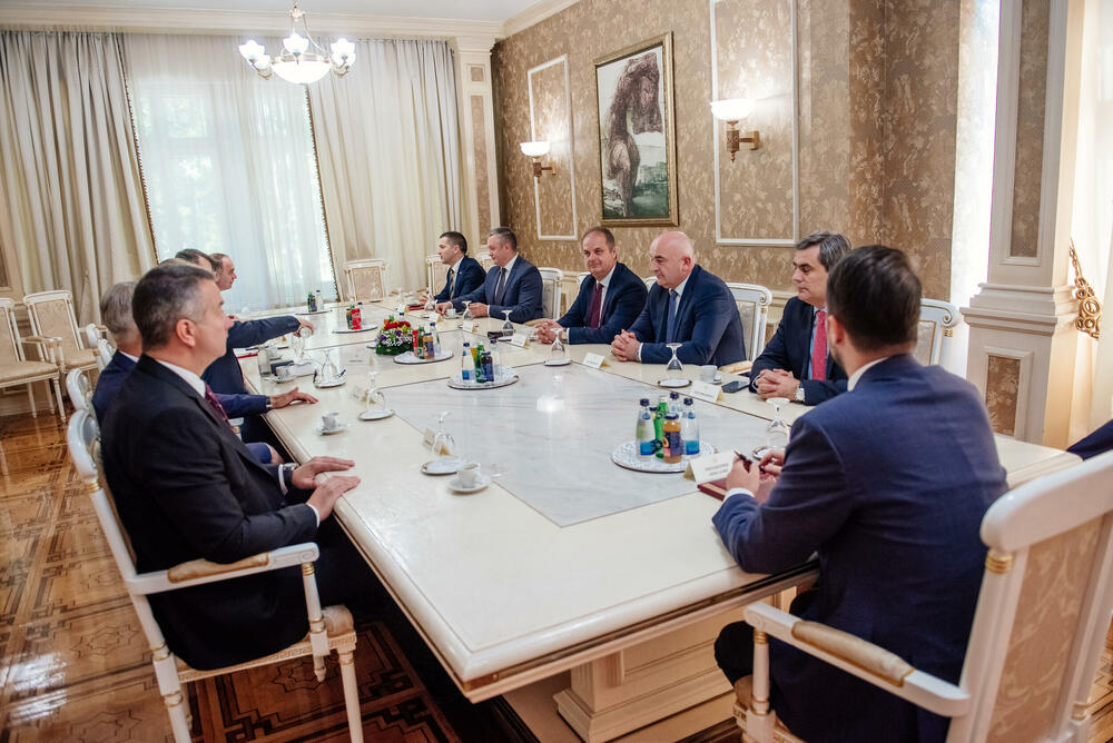 <p>Sastanku nisu prisustvovali nosilac izborne liste koalicije "Za budućnost Crne Gore" (ZBCG) i lider Demokratske narodne partije (DNP) Milan Knežević, kao ni predvodnik liste Socijaldemokratske partije (SDP) Nikola Đurašković i Narodnog pokreta "Pravda za sve" Vladimir Leposavić.</p>