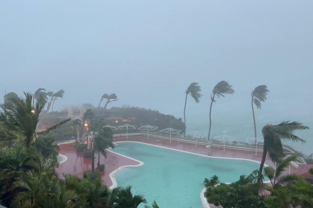 Jaki udari vjetra u selu Tamuning u Guamu, Foto: REUTERS