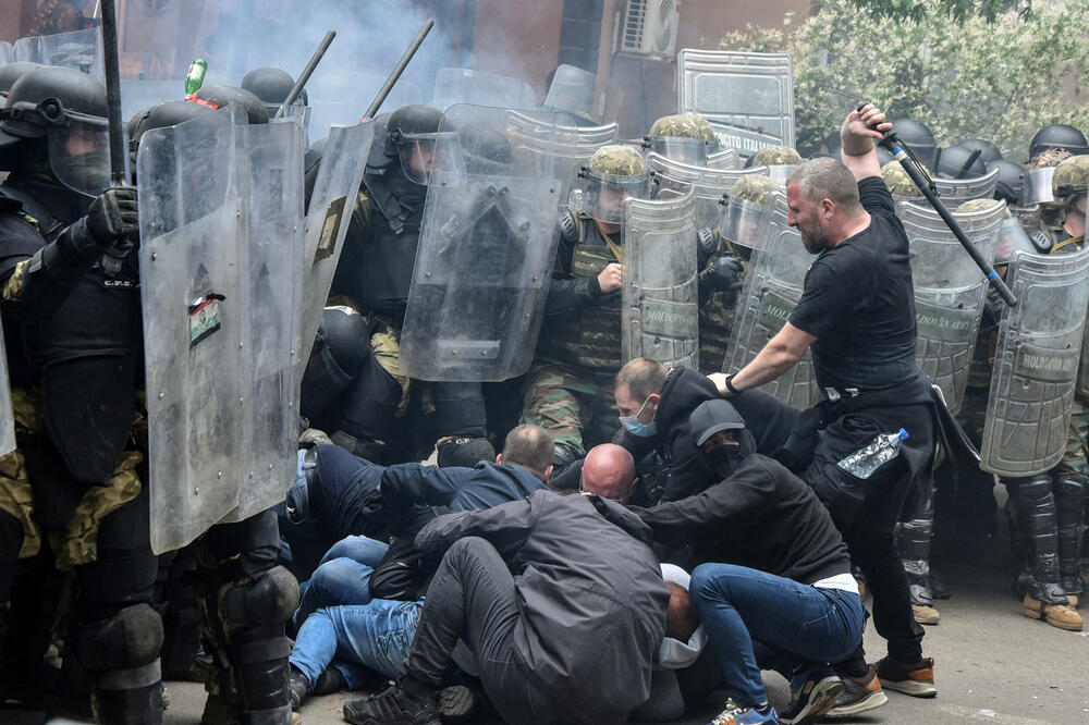 Sukobi ispred Opštine Zvečan na Kosovu, Foto: Reuters