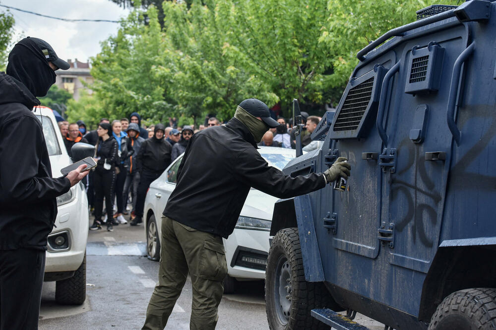 <p>Osmani: Ilegalne srpske strukture napale policiju, Kfor i novinare; Starović: Kosovska policija koristila bojevu municiju</p>