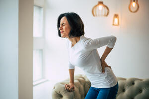 Kada bol u leđima ukazuje na ozbiljnije zdravstvene probleme?