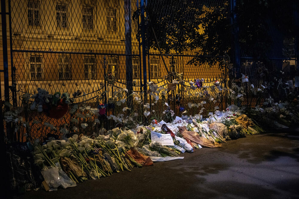 Cvijeće ispred OŠ "Vladislav Ribnikar", Foto: Reuters