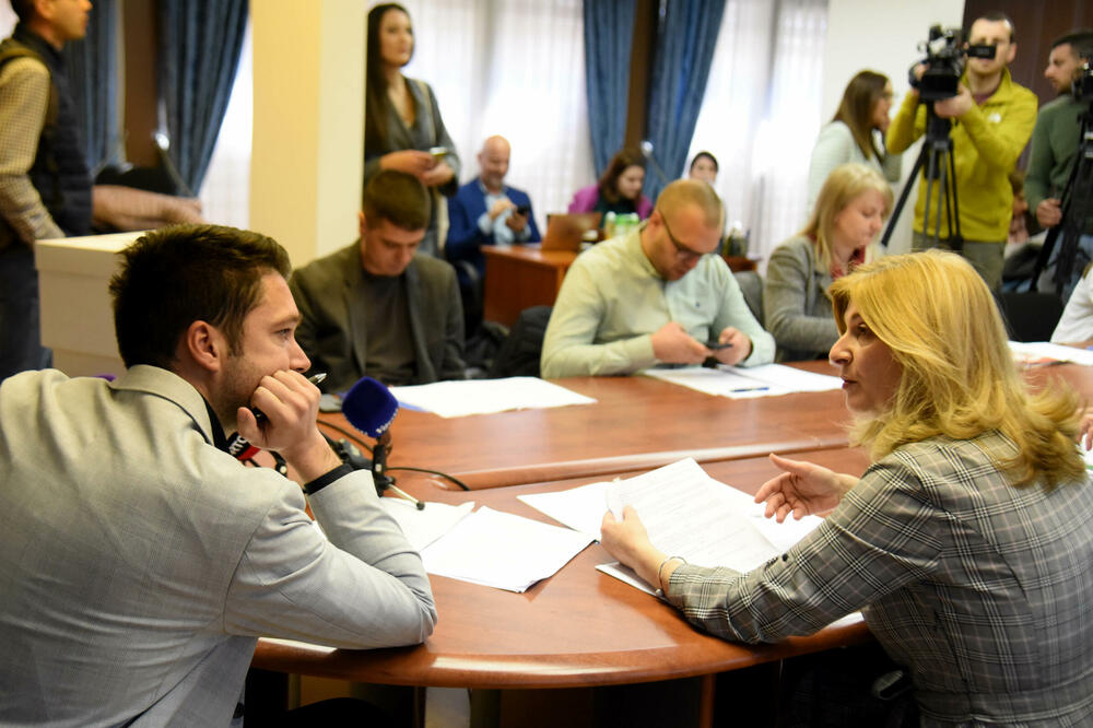 OIK tražio 22.770 eura za krečenje, opremanje biračkih mjesta: Sa ranije sjednice DIK-a, Foto: BORIS PEJOVIC