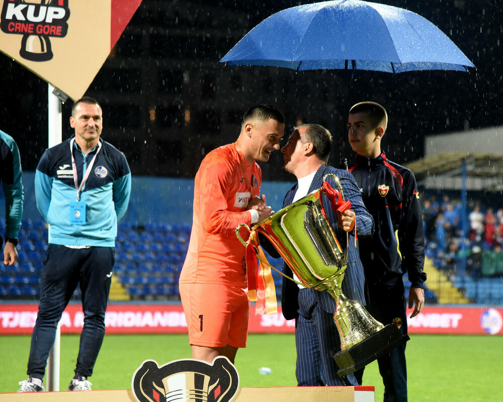 <p>Fudbaleri Sutjeske sinoć nakon penala savladali Arsenal iz Tivta (4:3, 1:1 nakon 120 minuta) i drugi put u istoriji osvojili Kup Crne Gore.</p>