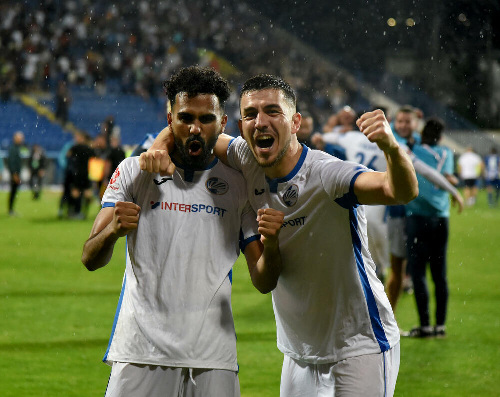 <p>Fudbaleri Sutjeske sinoć nakon penala savladali Arsenal iz Tivta (4:3, 1:1 nakon 120 minuta) i drugi put u istoriji osvojili Kup Crne Gore.</p>