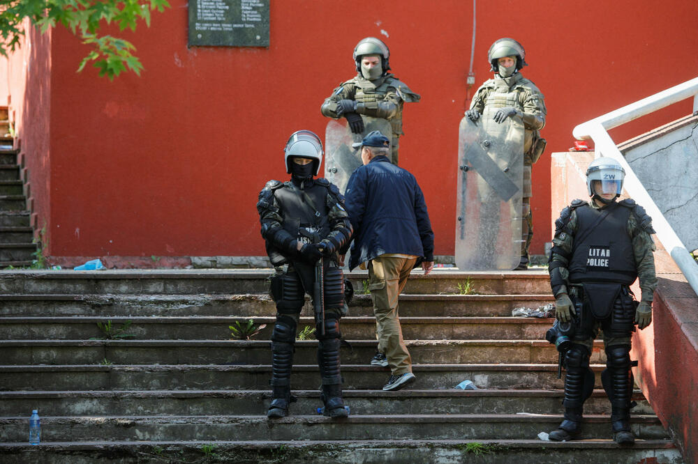 Kfor ispred zgrade opštine u Zvečanu, Foto: Reuters