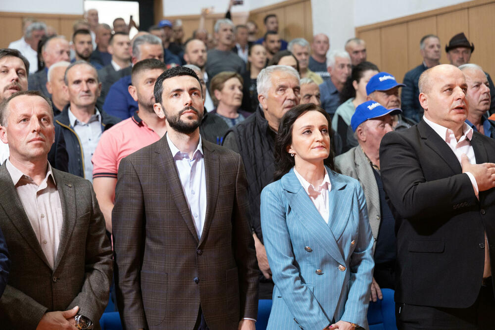 <p>„Je li bilo dosta rušenja multikonfesionalnog i multinacionalnog sklada u Crnoj Gori? Je li bilo dosta brukanja Crne Gore koja ovakve sramne premijere i ministre nije zapamtila u svojoj istoriji“, upitao je Živković</p>