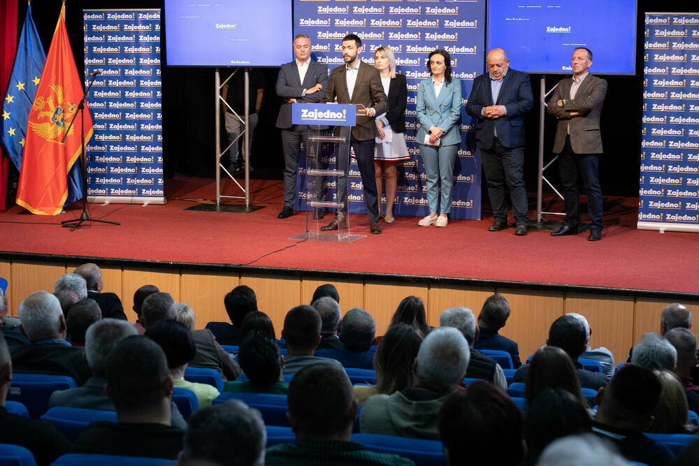 <p>„Je li bilo dosta rušenja multikonfesionalnog i multinacionalnog sklada u Crnoj Gori? Je li bilo dosta brukanja Crne Gore koja ovakve sramne premijere i ministre nije zapamtila u svojoj istoriji“, upitao je Živković</p>