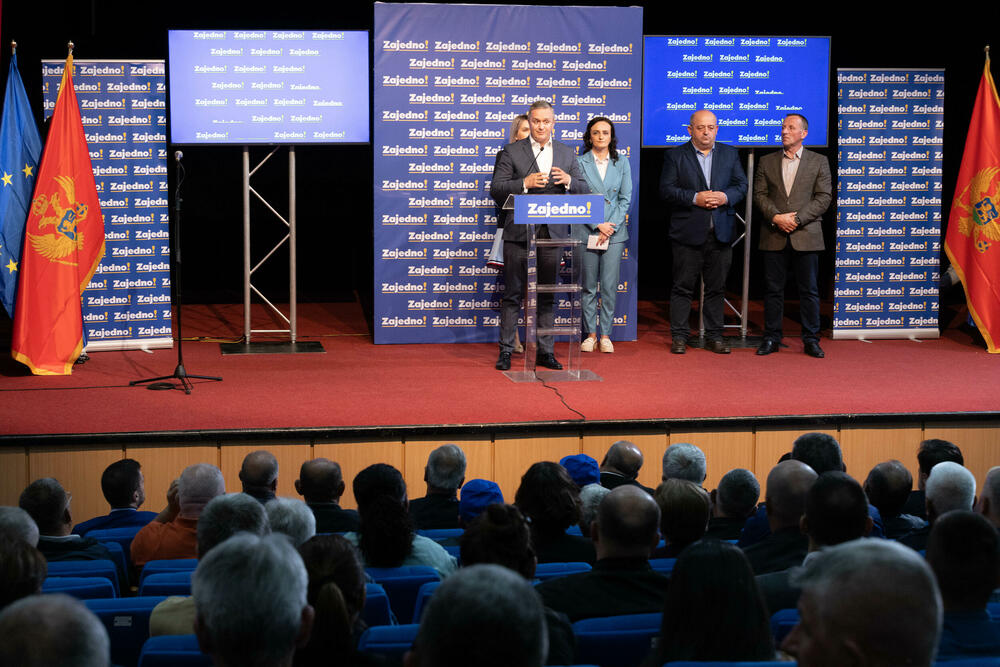 <p>„Je li bilo dosta rušenja multikonfesionalnog i multinacionalnog sklada u Crnoj Gori? Je li bilo dosta brukanja Crne Gore koja ovakve sramne premijere i ministre nije zapamtila u svojoj istoriji“, upitao je Živković</p>