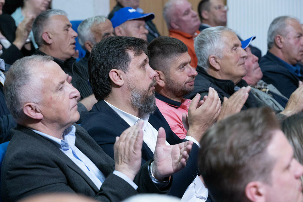 <p>„Je li bilo dosta rušenja multikonfesionalnog i multinacionalnog sklada u Crnoj Gori? Je li bilo dosta brukanja Crne Gore koja ovakve sramne premijere i ministre nije zapamtila u svojoj istoriji“, upitao je Živković</p>