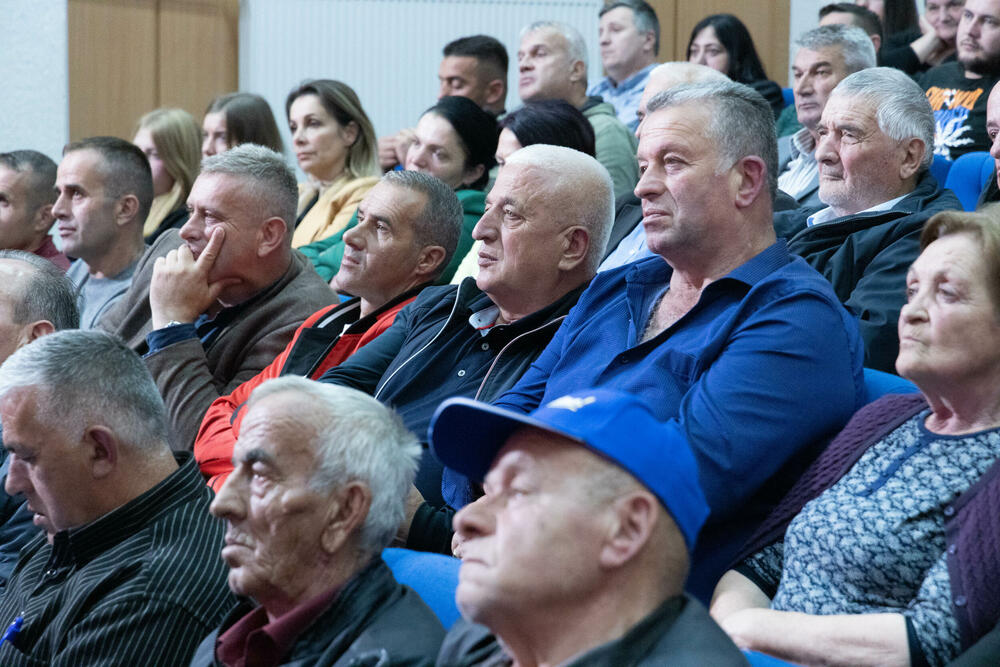 <p>„Je li bilo dosta rušenja multikonfesionalnog i multinacionalnog sklada u Crnoj Gori? Je li bilo dosta brukanja Crne Gore koja ovakve sramne premijere i ministre nije zapamtila u svojoj istoriji“, upitao je Živković</p>