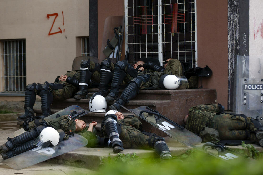 Poljski vojnici iz sastava KFOR-a ispred zgrade opštine u Zvečanu, Foto: Beta/AP