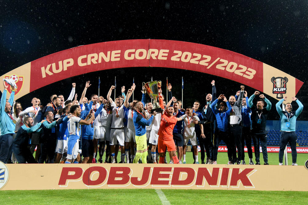 Fudbaleri Sutjeske nakon finala Kupa, Foto: Luka Zekovic