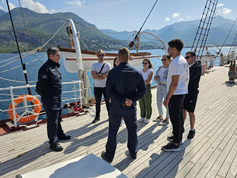 <p>Iako bez mogućnosti da razvije jedra, najvredniji brod Mornarice Vojske Crne Gore konačno ponovno zaplovio</p>