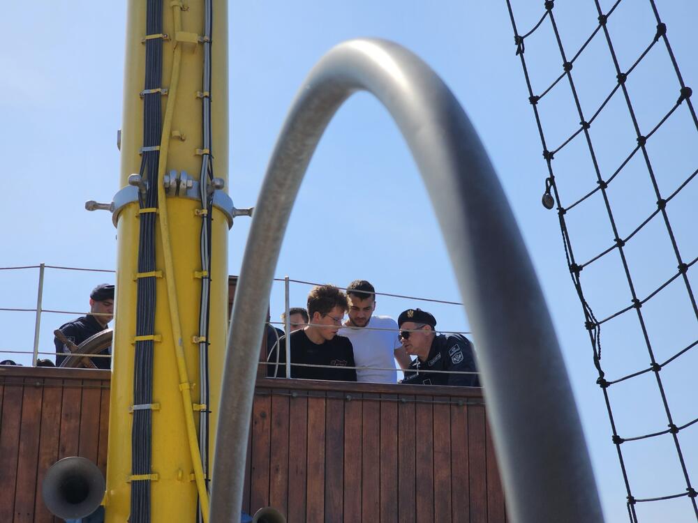 <p>Iako bez mogućnosti da razvije jedra, najvredniji brod Mornarice Vojske Crne Gore konačno ponovno zaplovio</p>