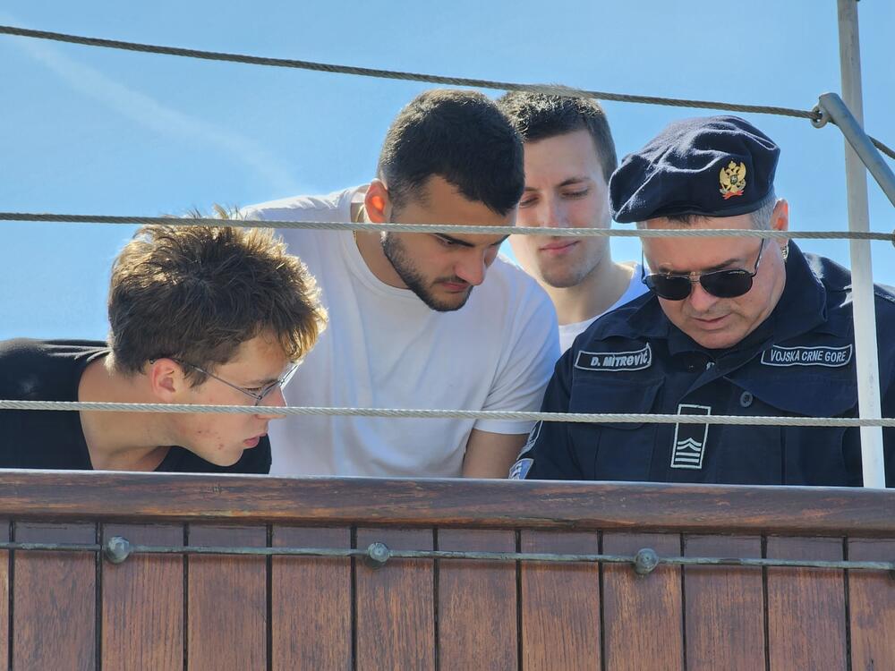 <p>Iako bez mogućnosti da razvije jedra, najvredniji brod Mornarice Vojske Crne Gore konačno ponovno zaplovio</p>