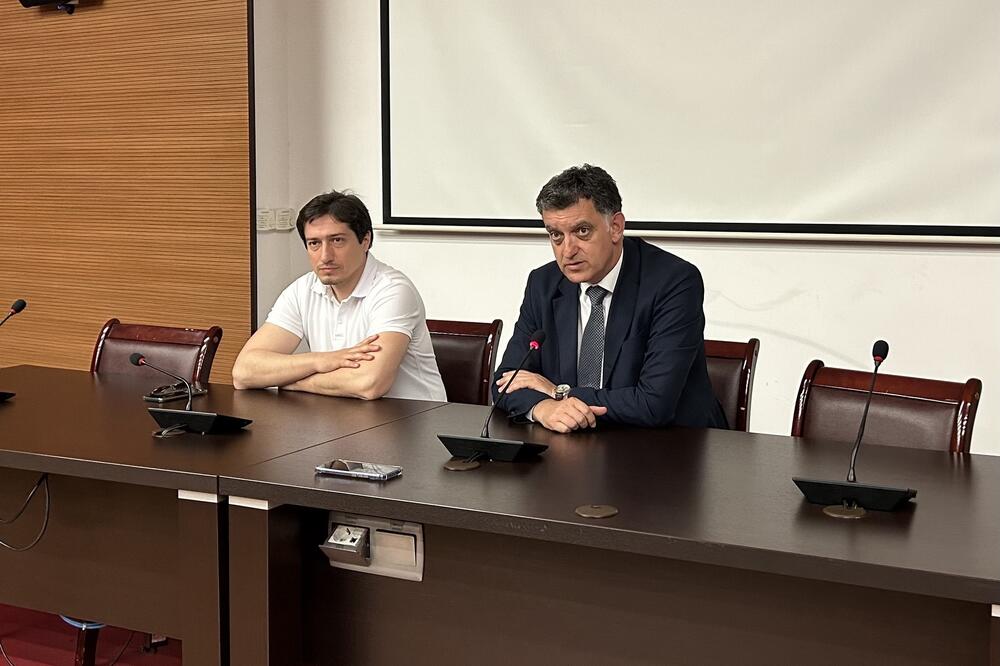 Sa sastanka, Foto: Siniša Luković