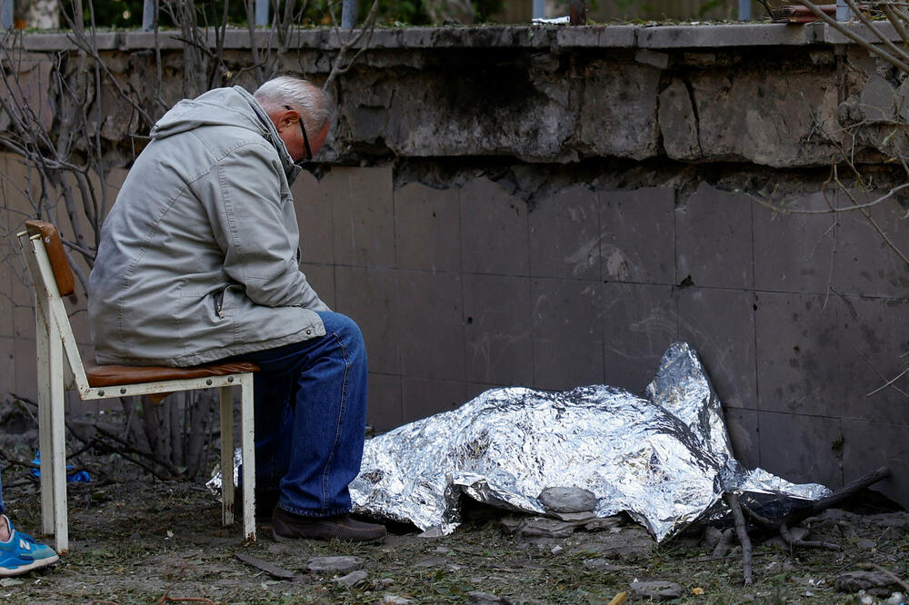 Djed stradale djevojčice pored njenog tijela u Kijevu, Foto: Rojters