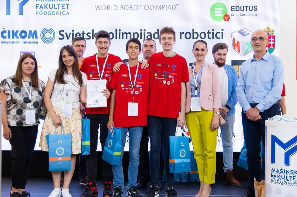 Biljana Krivokapić (desno) sa kolegama i timom Kluba programiranja i robotike na nedavnom državnom takmičenju, Foto: Privatna arhiva