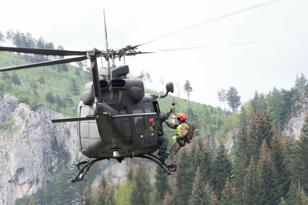 <p>On je naveo da crnogorski vojnici zajedno sa saveznicima stoje na prvoj liniji odbrane domovine, ali i zajedničkih vrijednosti i ideja</p>