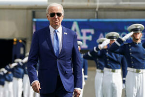 Bajden se sapleo i pao na bini tokom svečanosti