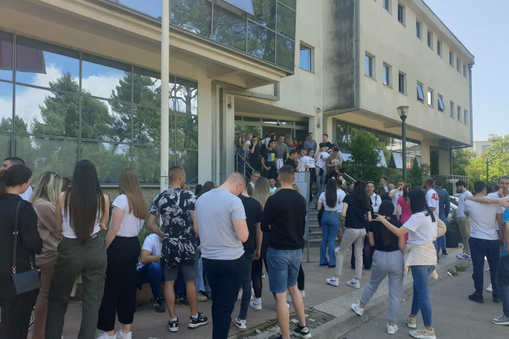 Nezadovoljni učenici i roditelji jutros ispred Ministarstva prosvjete, Foto: Divna Marković