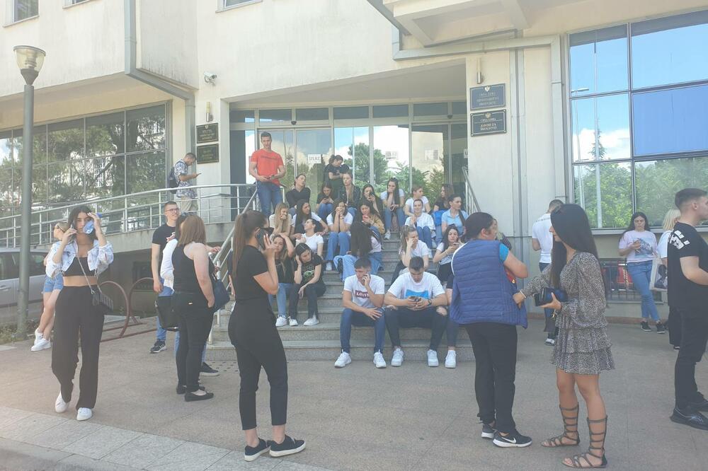 Nezadovoljni učenici i roditelji u petak ispred Ministarstva prosvjete i Ispitnog centra, Foto: Divna Marković