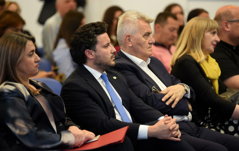 <p>Predstavnici organizacije "Montenegro Space Research" Filip Jovićević, Nina Drakulić i Nikola Perović govorili o projektu prvog crnogorskog satelita</p>