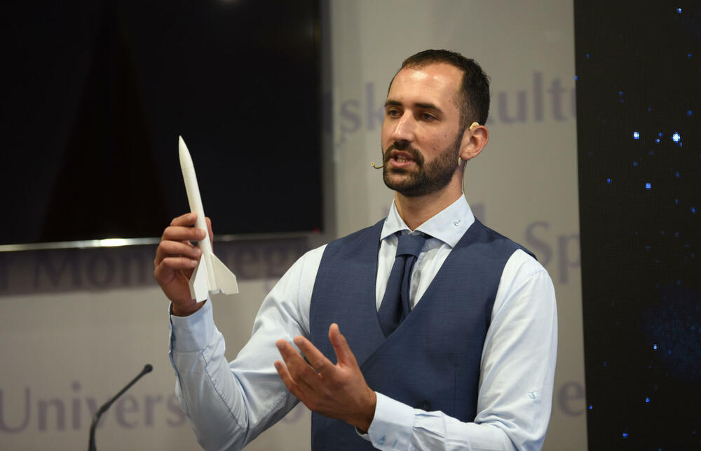 <p>Predstavnici organizacije "Montenegro Space Research" Filip Jovićević, Nina Drakulić i Nikola Perović govorili o projektu prvog crnogorskog satelita</p>