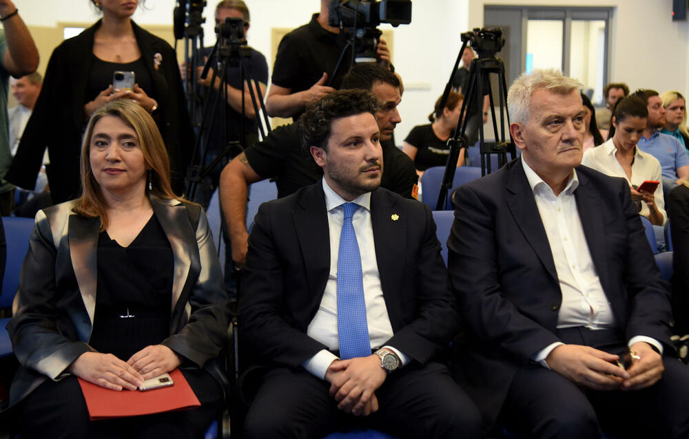 <p>Predstavnici organizacije "Montenegro Space Research" Filip Jovićević, Nina Drakulić i Nikola Perović govorili o projektu prvog crnogorskog satelita</p>