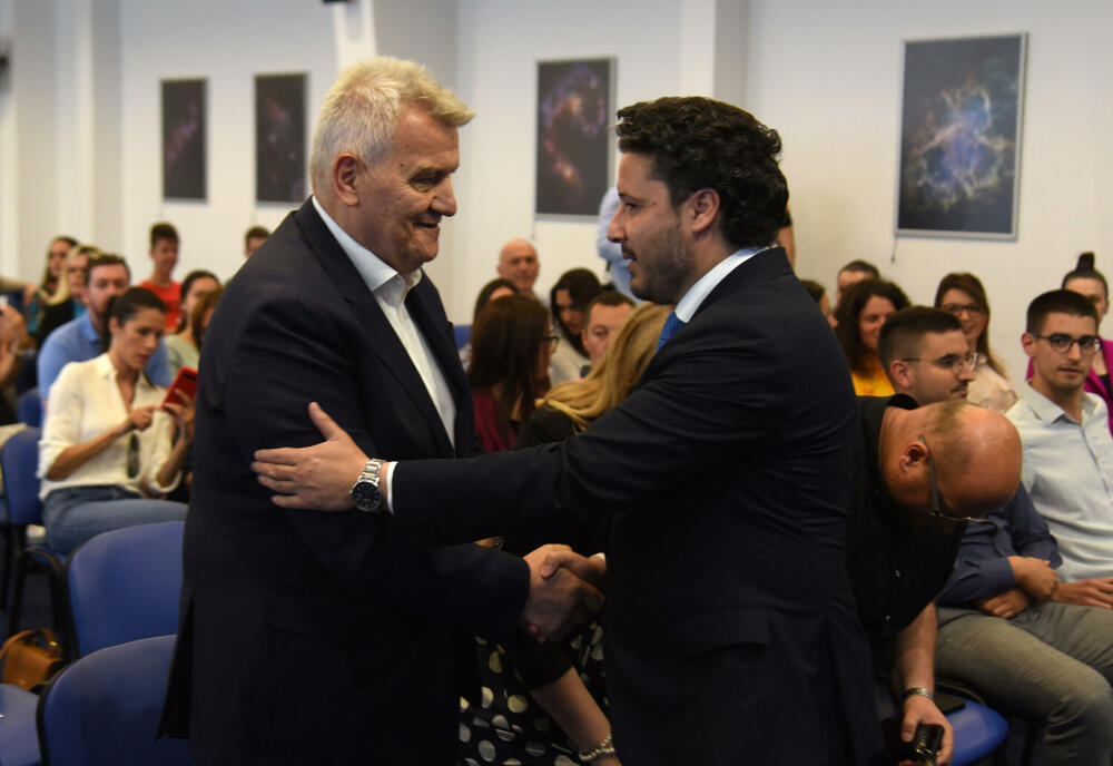 <p>Predstavnici organizacije "Montenegro Space Research" Filip Jovićević, Nina Drakulić i Nikola Perović govorili o projektu prvog crnogorskog satelita</p>