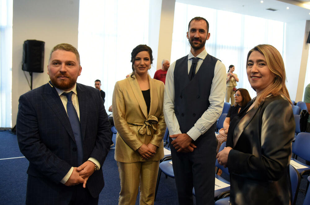 <p>Predstavnici organizacije "Montenegro Space Research" Filip Jovićević, Nina Drakulić i Nikola Perović govorili o projektu prvog crnogorskog satelita</p>