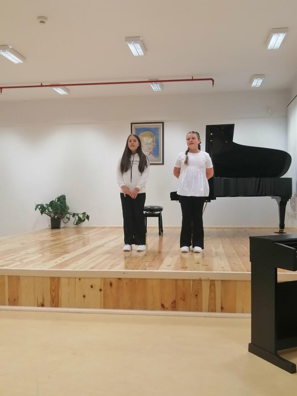 <p>Zvršni koncert bio je prilika i da se publici predstave i đaci koji su, ove školske godine, na takmičenjima u zemlji i regionu zaslužili nagrade</p>