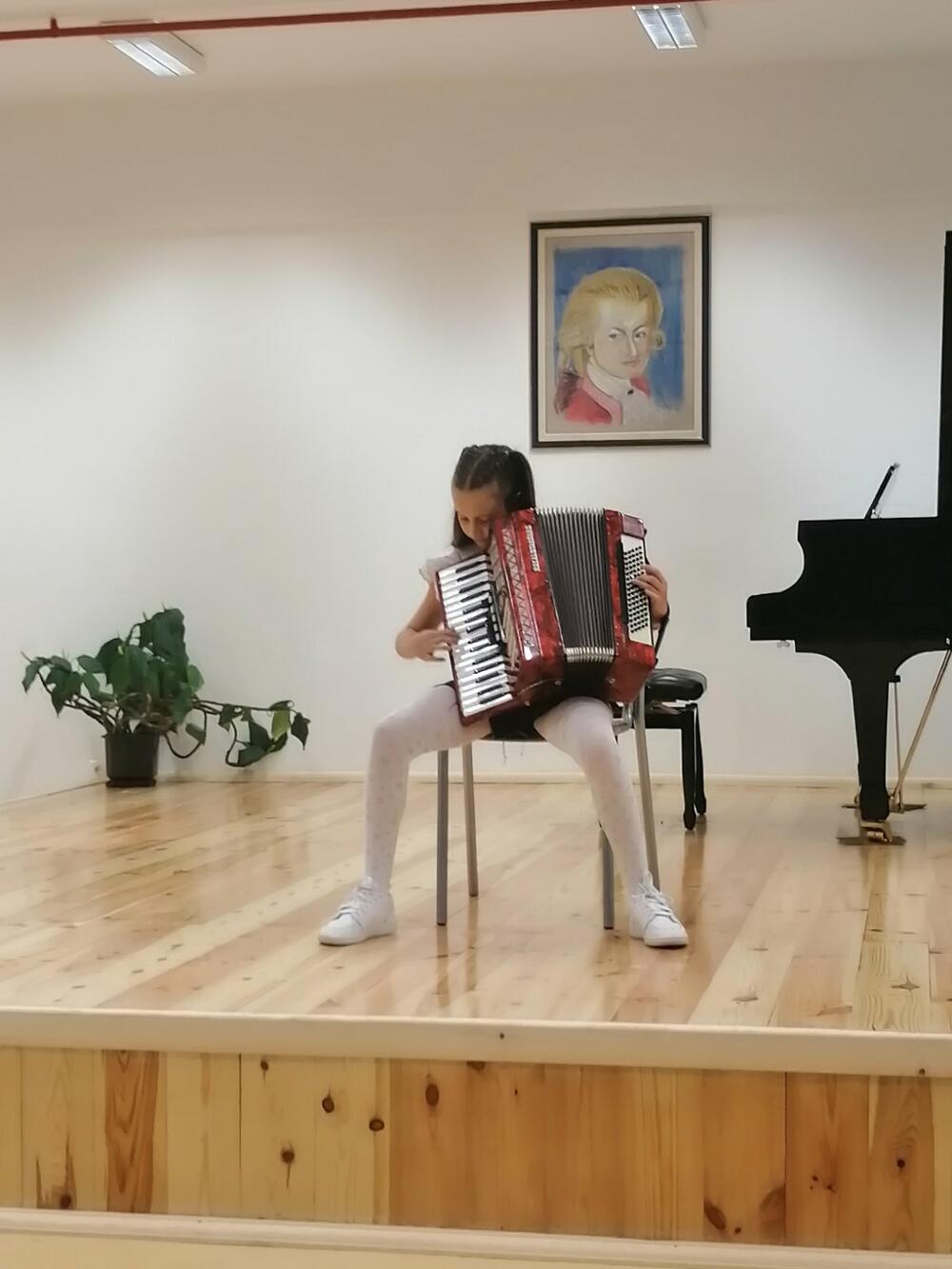 <p>Zvršni koncert bio je prilika i da se publici predstave i đaci koji su, ove školske godine, na takmičenjima u zemlji i regionu zaslužili nagrade</p>