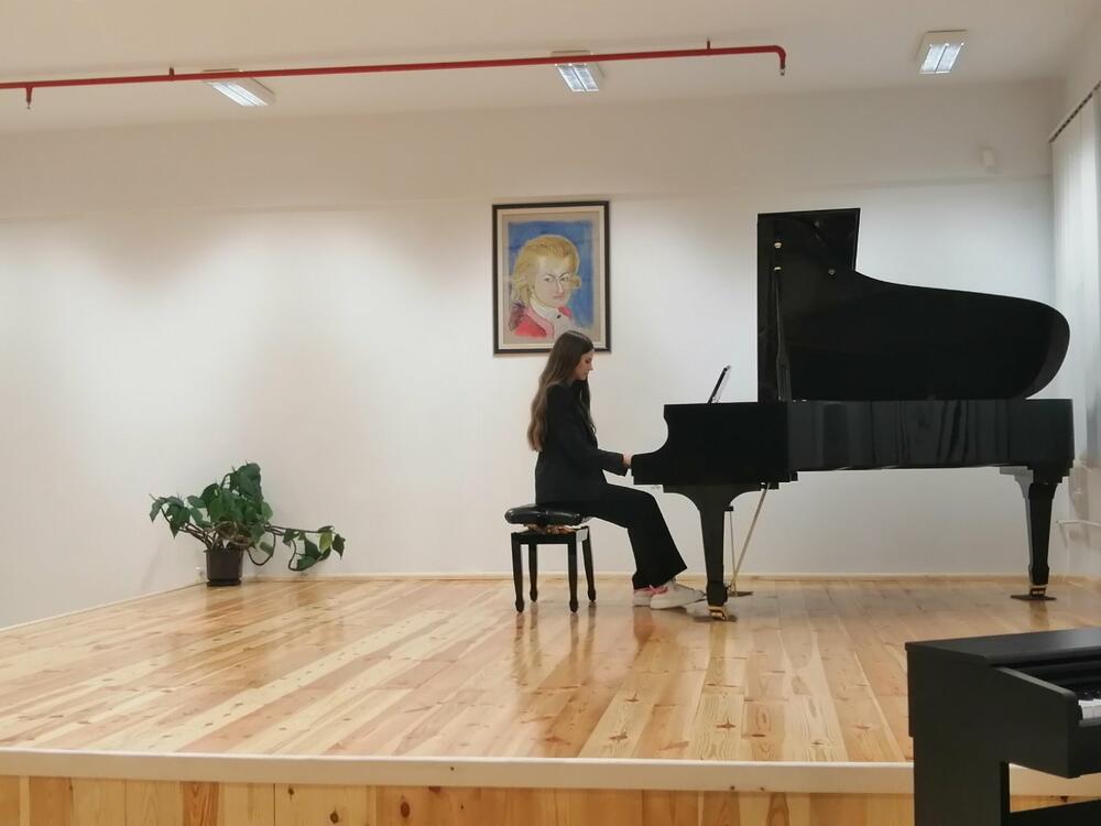 <p>Zvršni koncert bio je prilika i da se publici predstave i đaci koji su, ove školske godine, na takmičenjima u zemlji i regionu zaslužili nagrade</p>