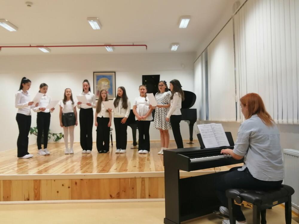 <p>Zvršni koncert bio je prilika i da se publici predstave i đaci koji su, ove školske godine, na takmičenjima u zemlji i regionu zaslužili nagrade</p>