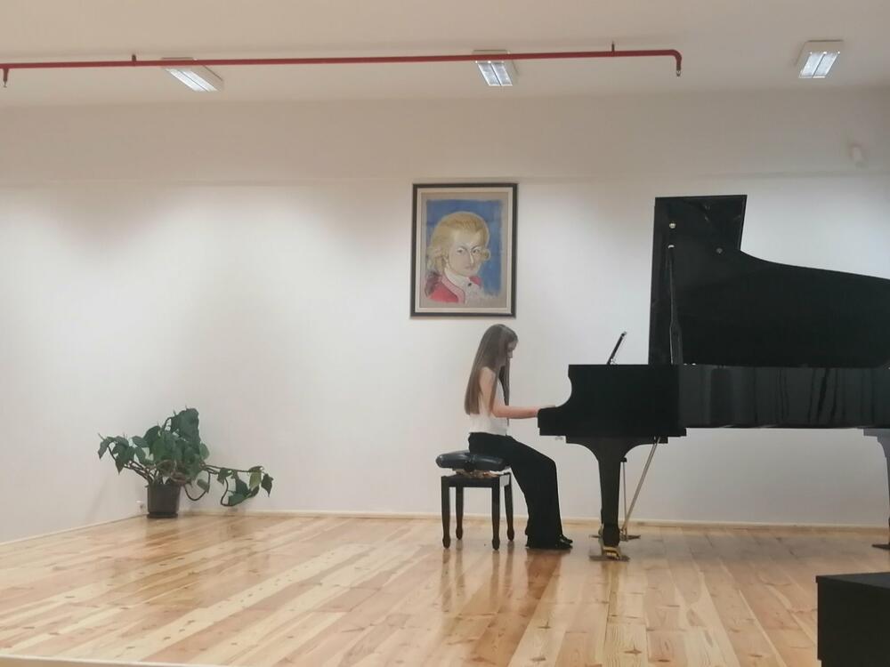 <p>Zvršni koncert bio je prilika i da se publici predstave i đaci koji su, ove školske godine, na takmičenjima u zemlji i regionu zaslužili nagrade</p>