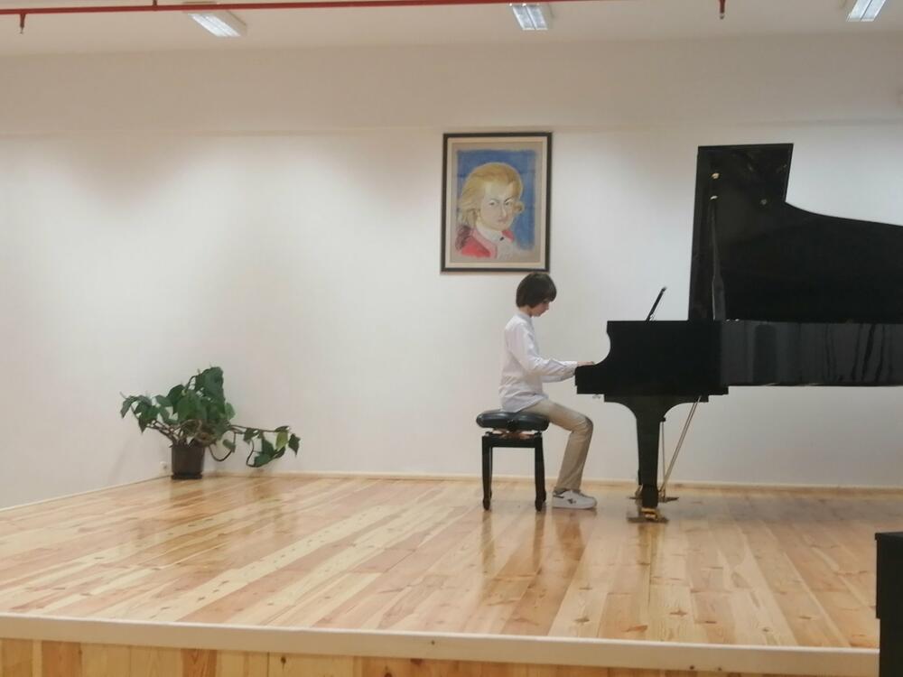 <p>Zvršni koncert bio je prilika i da se publici predstave i đaci koji su, ove školske godine, na takmičenjima u zemlji i regionu zaslužili nagrade</p>