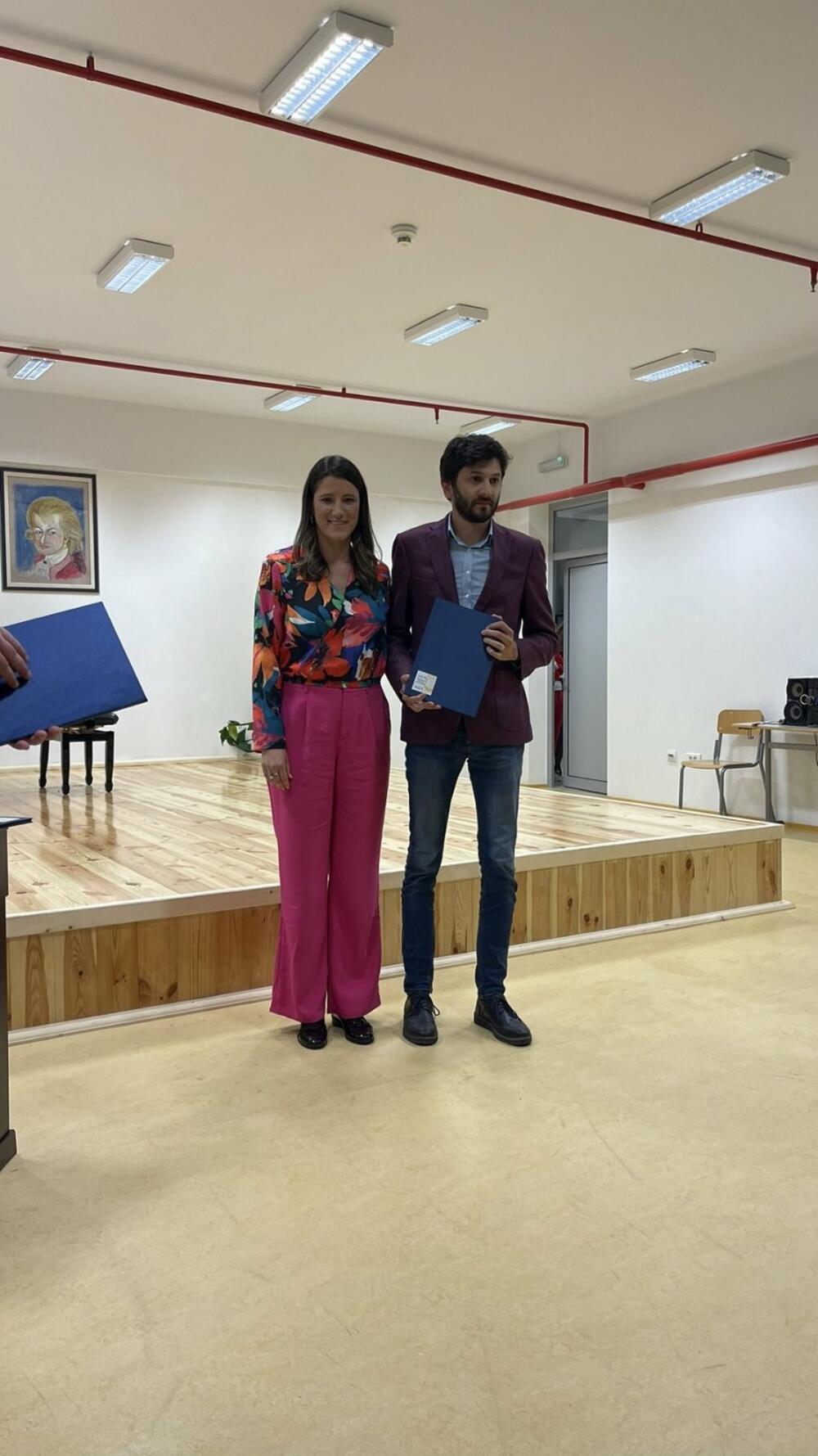 <p>Zvršni koncert bio je prilika i da se publici predstave i đaci koji su, ove školske godine, na takmičenjima u zemlji i regionu zaslužili nagrade</p>