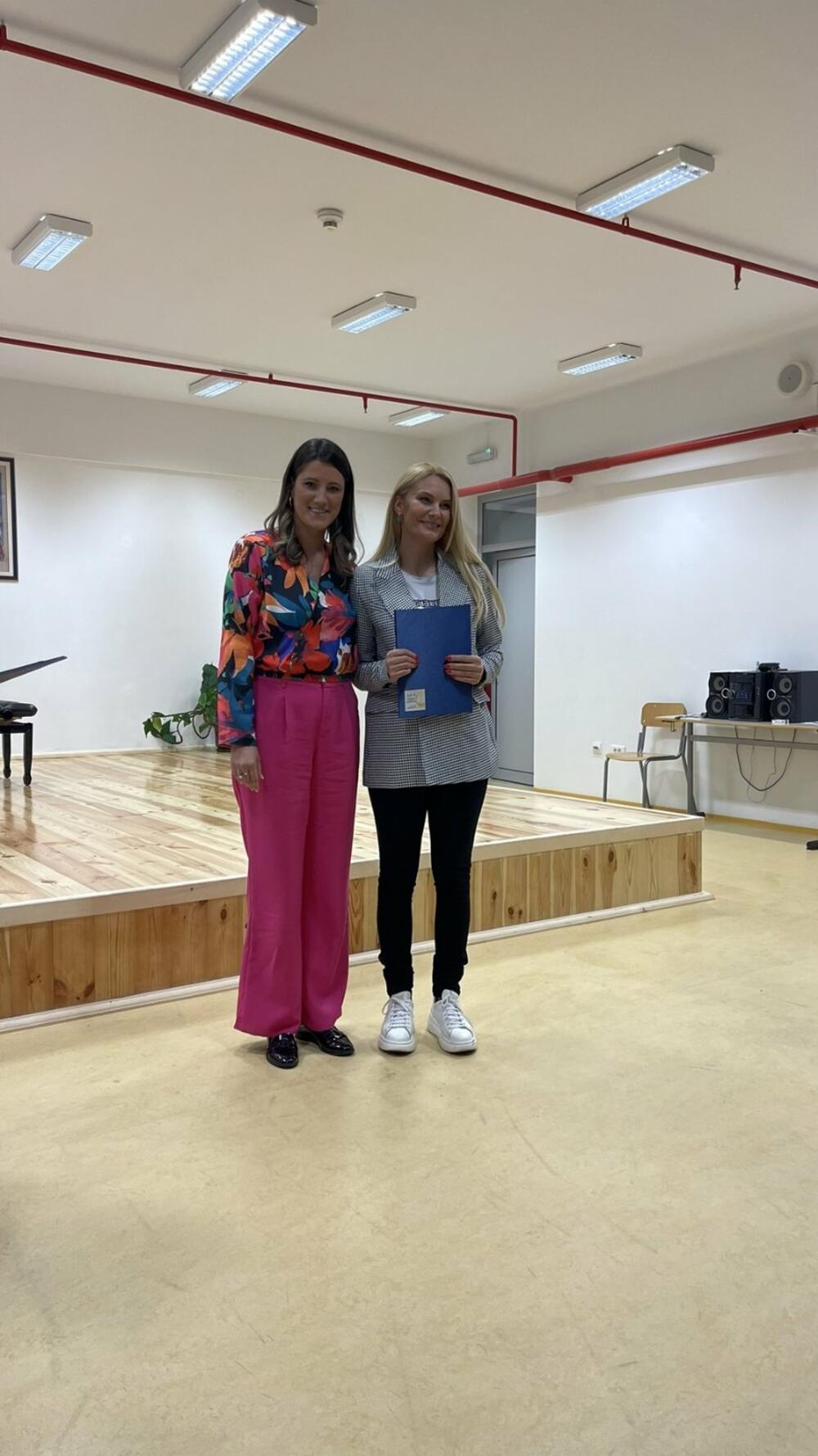 <p>Zvršni koncert bio je prilika i da se publici predstave i đaci koji su, ove školske godine, na takmičenjima u zemlji i regionu zaslužili nagrade</p>