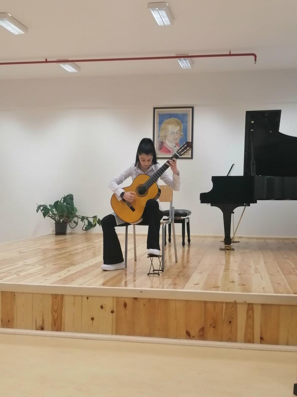 <p>Zvršni koncert bio je prilika i da se publici predstave i đaci koji su, ove školske godine, na takmičenjima u zemlji i regionu zaslužili nagrade</p>