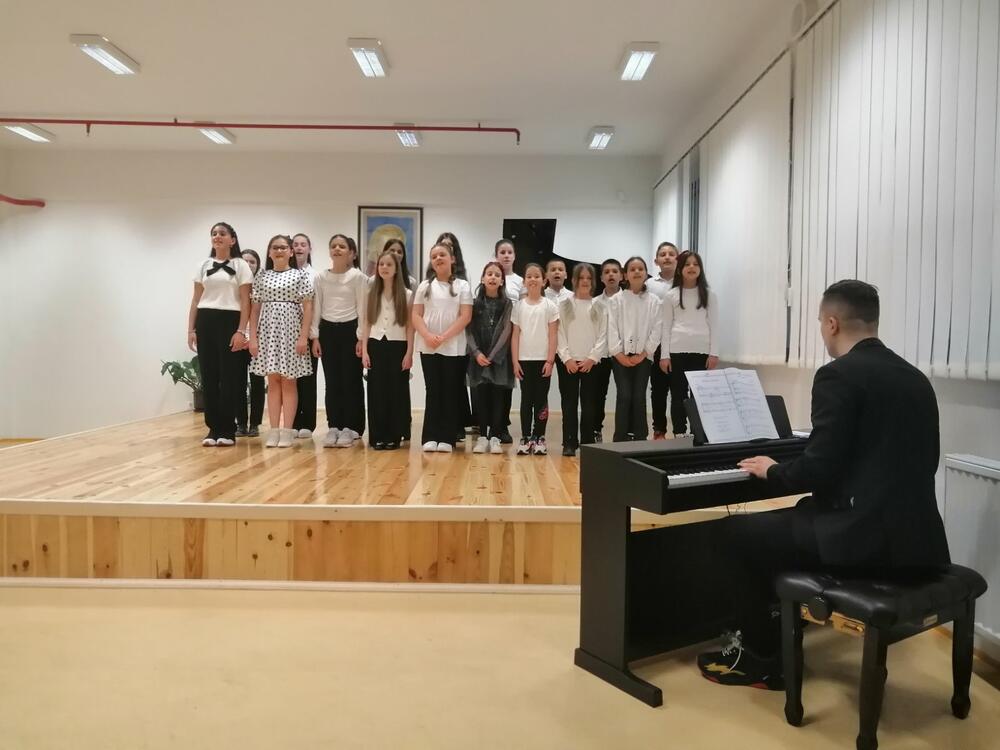 <p>Zvršni koncert bio je prilika i da se publici predstave i đaci koji su, ove školske godine, na takmičenjima u zemlji i regionu zaslužili nagrade</p>