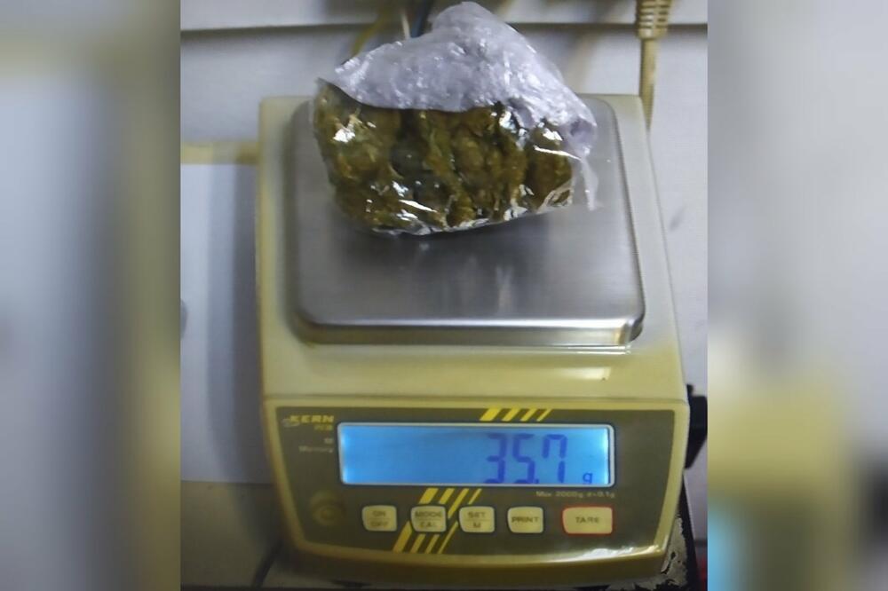 Pronađena marihuana i vaga za precizno mjerenje, Foto: Uprava policije