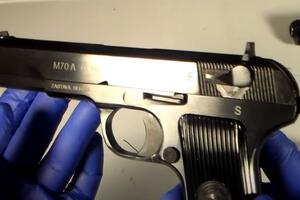 Policajci našli pištolj, osoba im dala dozvolu za držanje i...