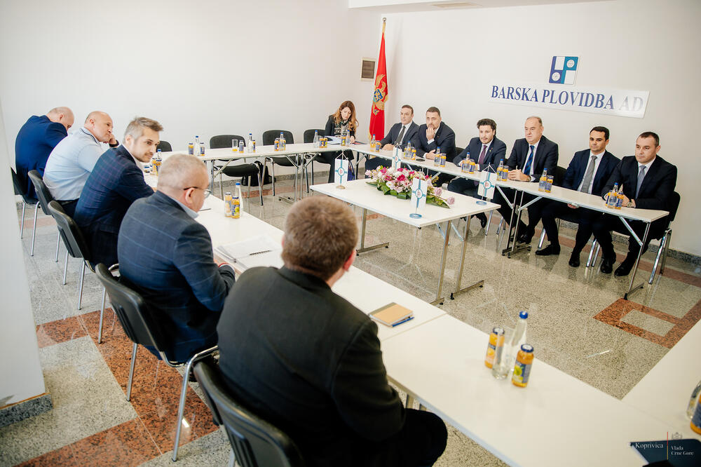Premijer Abazović sa ministrima u nedavnoj posjeti kompaniji, Foto: Vlada CG