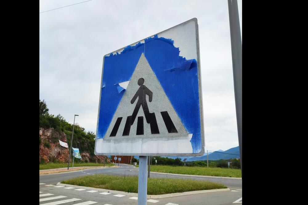 Jedan od pohabanih saobraćajnih znakova uz kruži tok u Solilima druge fsze MR1 saobraćajnice, Foto: Siniša Luković