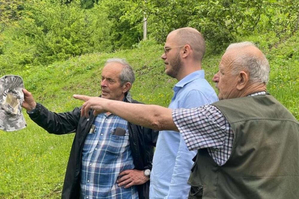 Vučinić (u sredini) tokom posjete Gornjoj Morači, Foto: Radnička partija