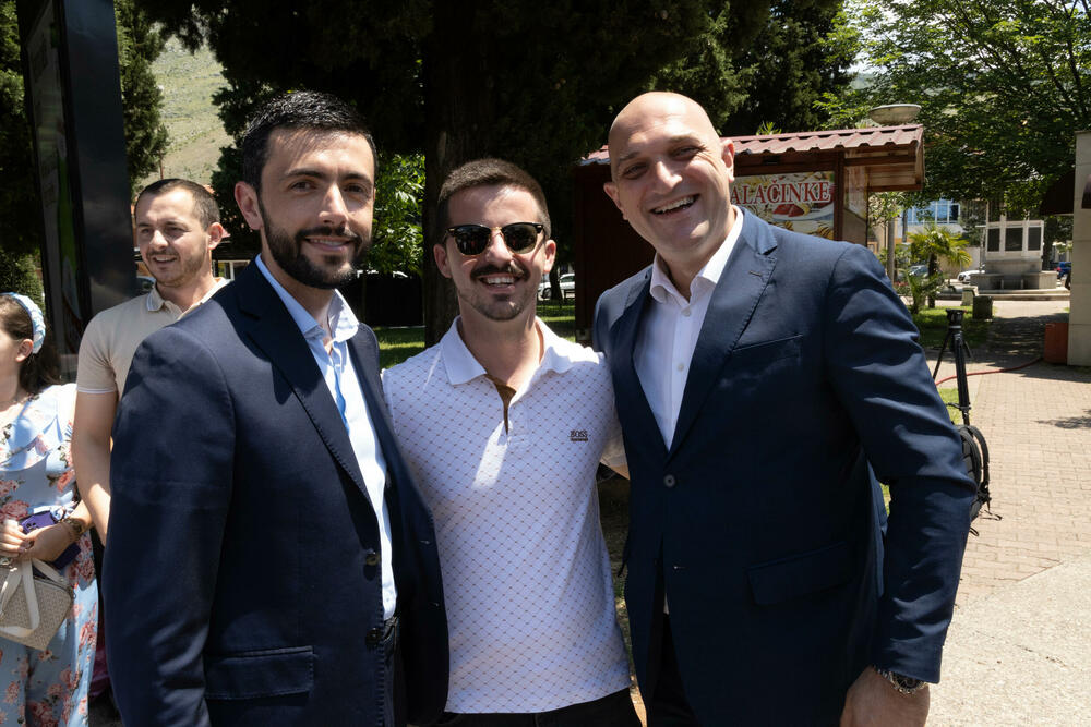 <p>"Pred nama je najjednostavniji zadatak. Izađimo na izbore 11. juna i olovkom zaokružimo broj ispred onih za koje znamo da nas neće izdati i prodati", rekao je Živković</p>